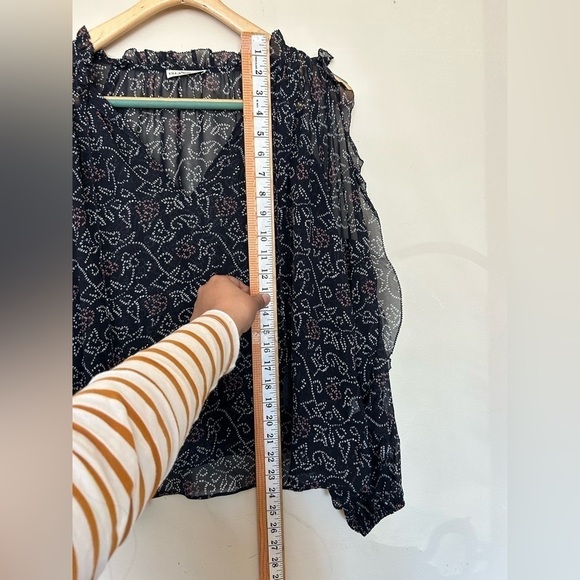 ULLA JOHNSON 100% Silk Long keyhole Sleeve V-Neck Top Blouse lightweight Size 4 - Picture 10 of 10